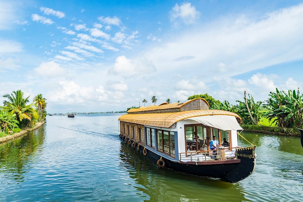 Munnar to Alleppey Taxi Service